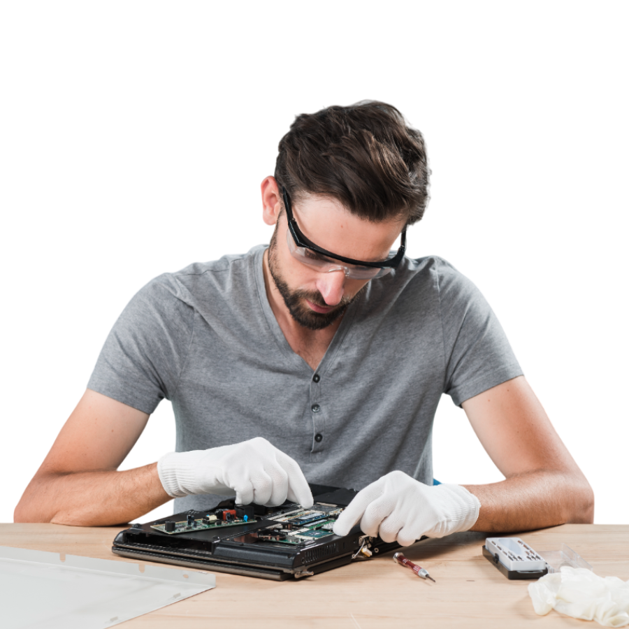 tecnico-masculino-joven-que-repara-la-computadora-en-talle